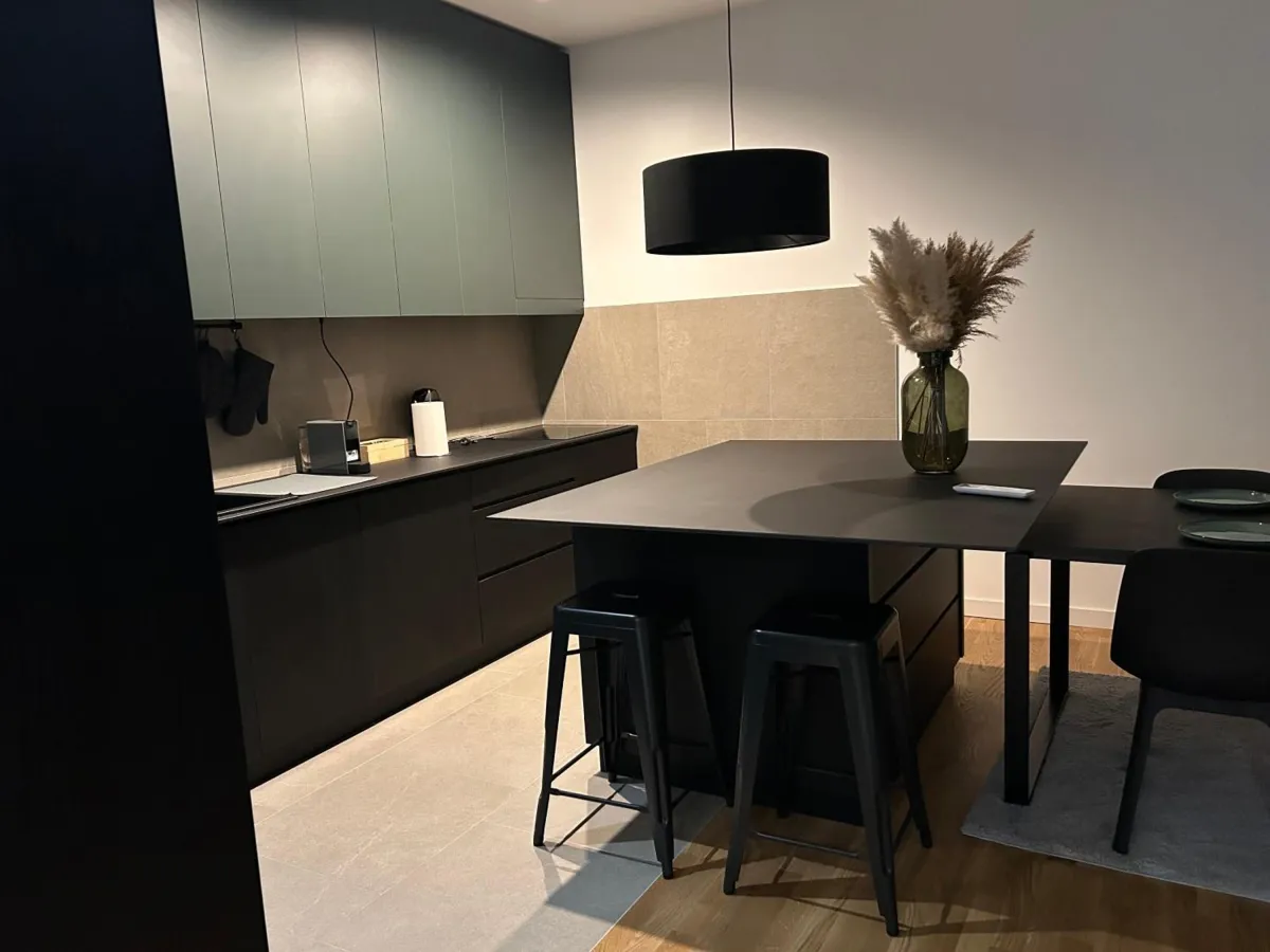 Kuhinja i trpezarija u toplom večernjem svetlu u apartmanu Tokyo 88