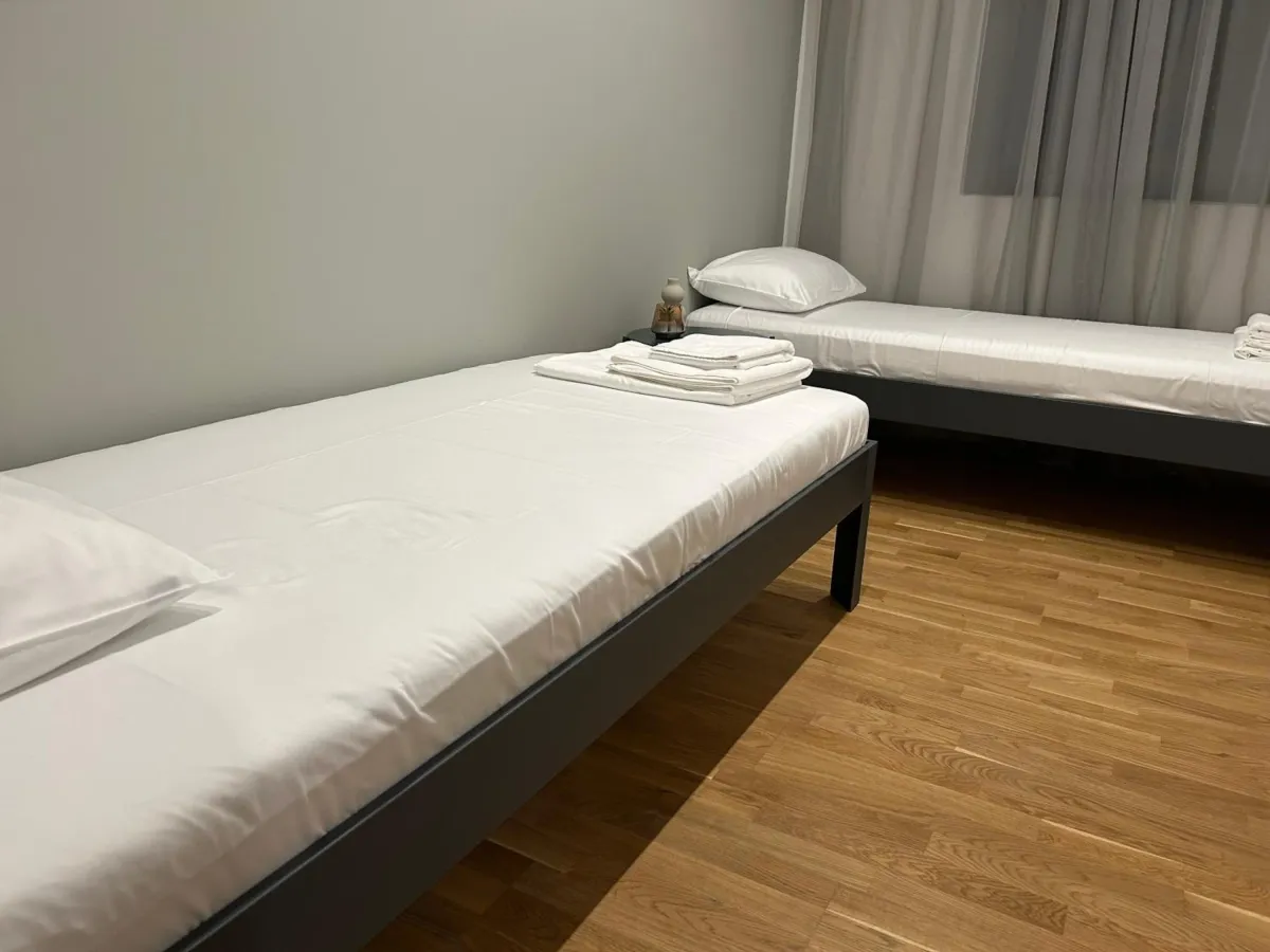 Dečja soba sa dva kreveta u apartmanu u Nišu