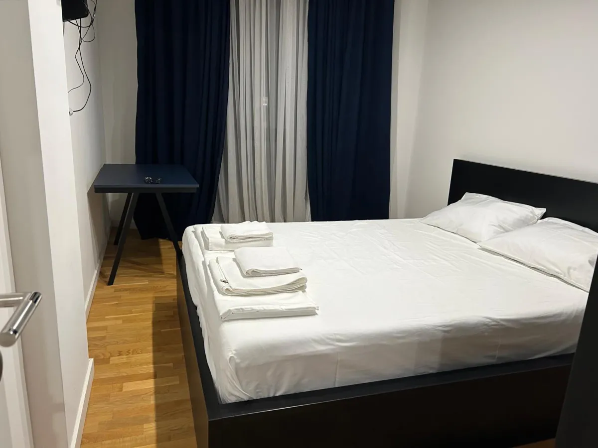 Spavaća soba sa radnim stolom u apartmanu Tokyo 88 u Nišu