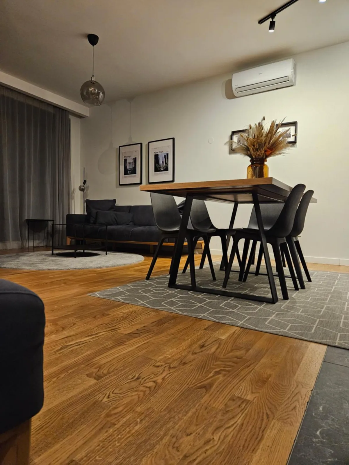 Trpezarijski sto u apartmanu West Side 99, pogodan za učenje