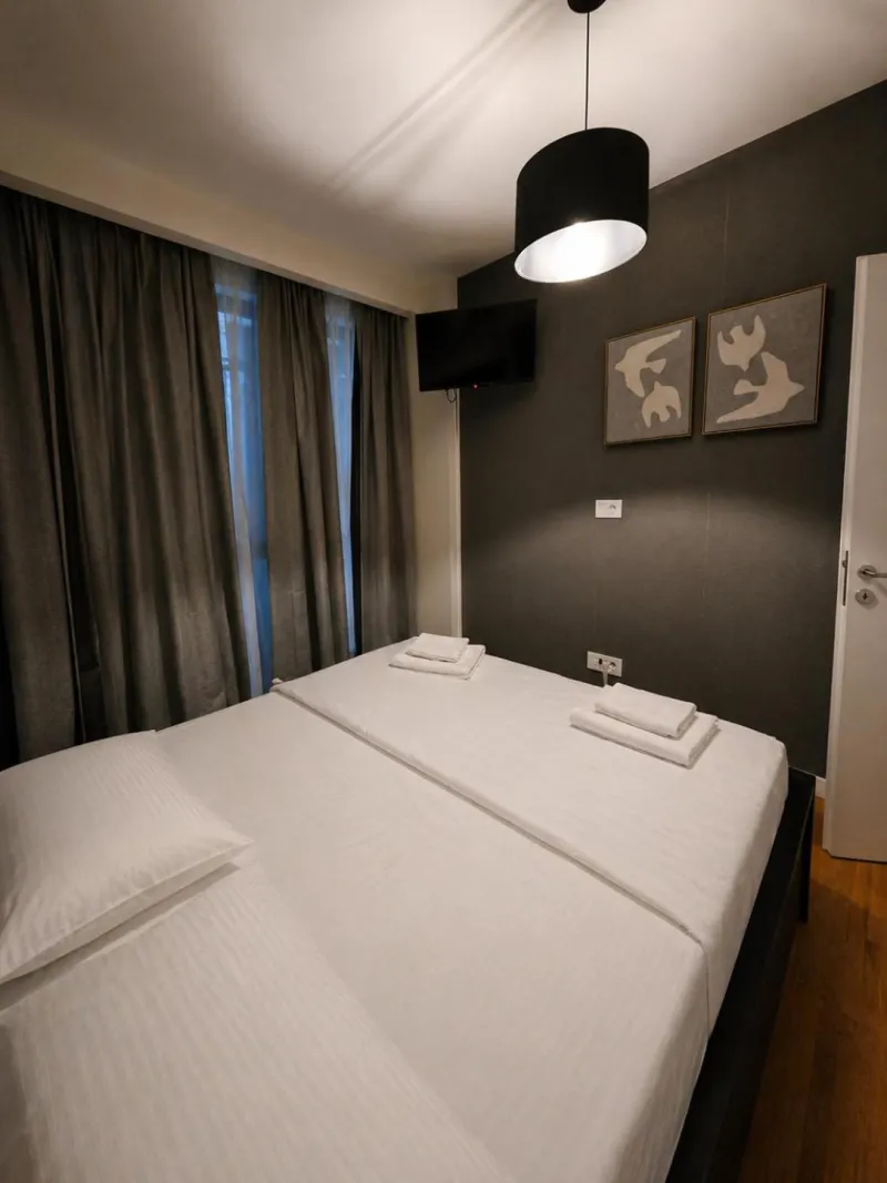 Spavaća soba sa velikim krevetom u apartmanu West Side 99