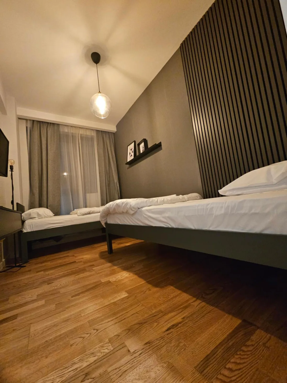 Mirna spavaća soba sa dva kreveta u apartmanu u Nišu